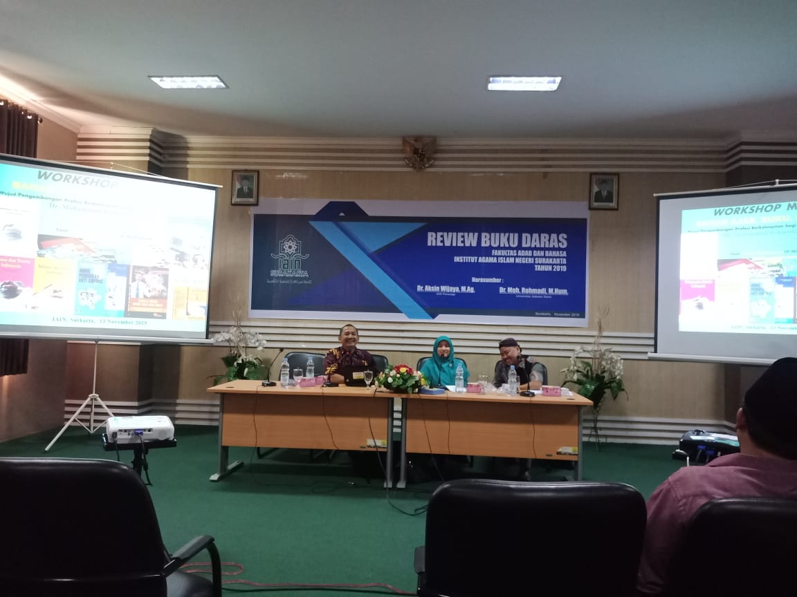 Fakultas Adab dan Bahasa Adakan Review Buku Daras