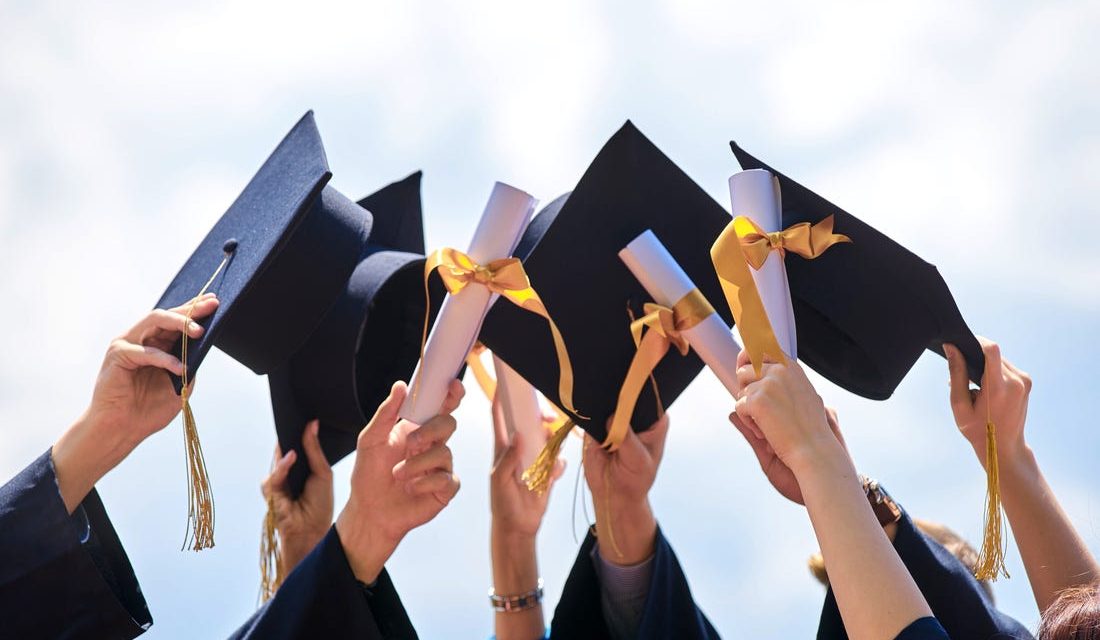 INFORMASI TERBARU BAGI CALON PESERTA WISUDA KE- 43 PERIODE APRIL 2020 FAKULTAS ADAB DAN BAHASA