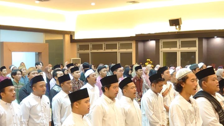 Sukses tanamkan cinta sholawat kepada mahasiswa, fakultas Adab dan Bahasa mengadakan sholawat untuk memperingati maulid dan hari Santri Nasional