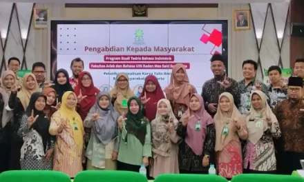 Meningkatkan Kualitas Menulis Ilmiah Guru-Guru di Surakarta Bersama Prodi TBI