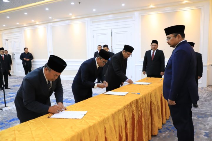 Menag RI Kukuhkan Prof. Dr. Toto Suharto, S.Ag., M.Ag., Sebagai Rektor UIN Raden Mas Said Surakarta Periode 2023-2027
