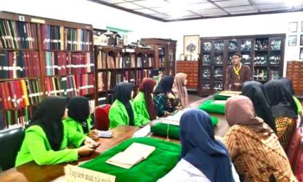Kunjungi Reksopustoko Mangkunegaran, Mahasiswa Prodi IPII Belajar Literasi Aksara Jawa Pegon