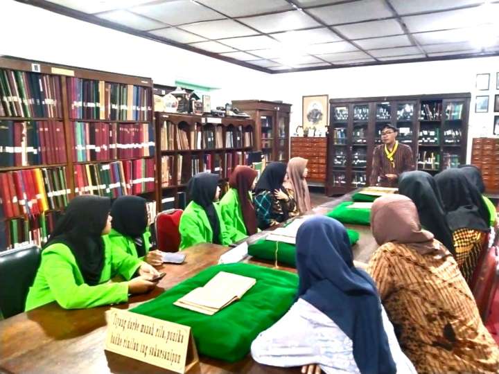 Kunjungi Reksopustoko Mangkunegaran, Mahasiswa Prodi IPII Belajar Literasi Aksara Jawa Pegon